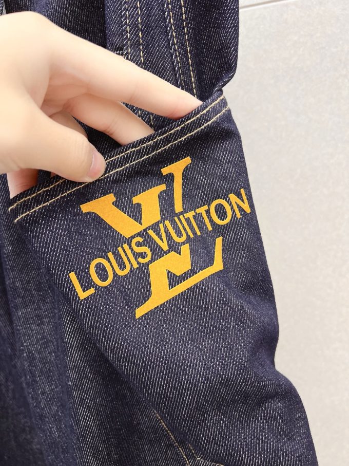 Men's fashionable and trendy big leg jeans