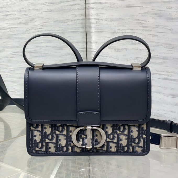 The classic vintage feel of the old flower Montaigne