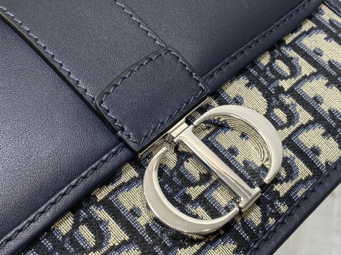 The classic vintage feel of the old flower Montaigne