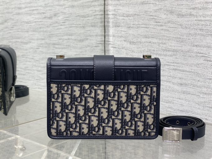 The classic vintage feel of the old flower Montaigne