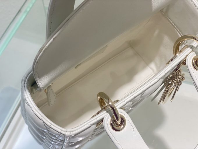 Cream-coloured bag