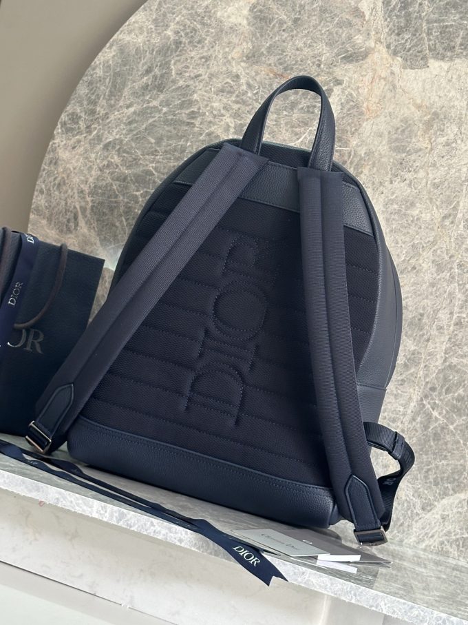 This Rider 2.0 zipped backpack is from the limited DIOR AND HYLTON NEL collection.
