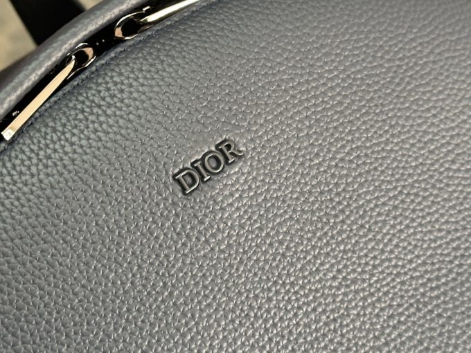 This Rider 2.0 zipped backpack is from the limited DIOR AND HYLTON NEL collection.