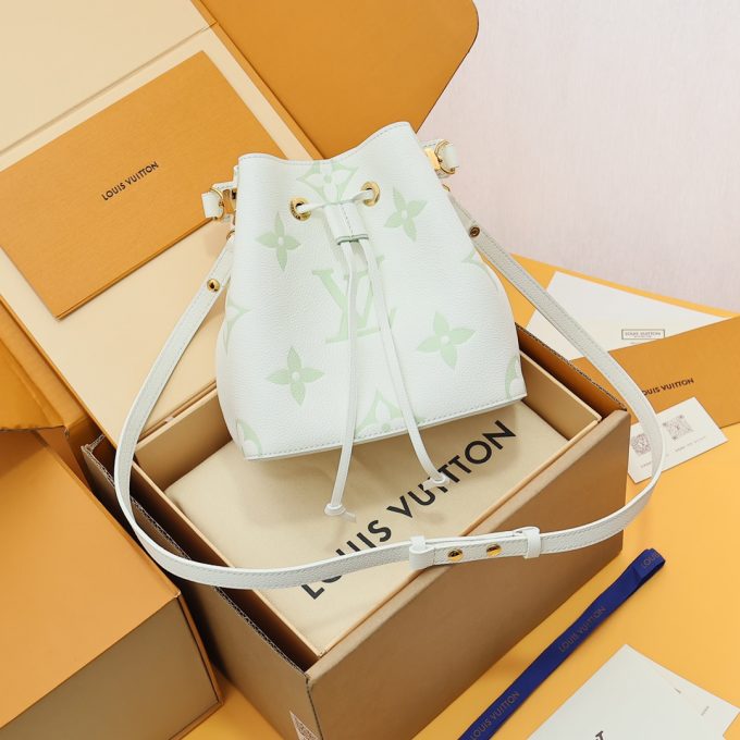 This Néonoé BB handbag is rendered in spring colours.