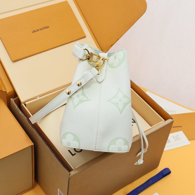 This Néonoé BB handbag is rendered in spring colours.