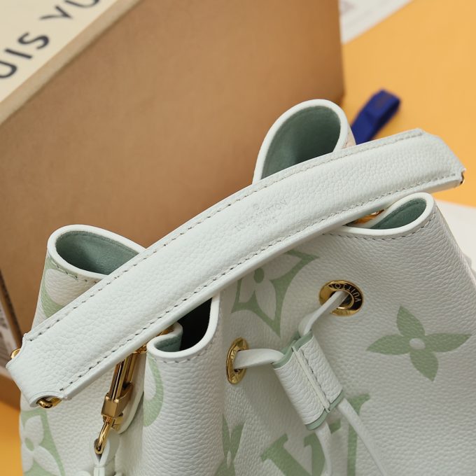 This Néonoé BB handbag is rendered in spring colours.