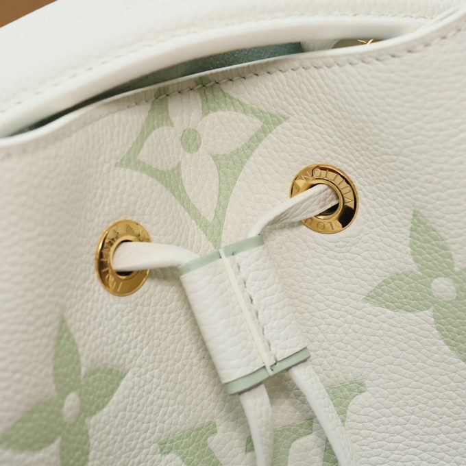 This Néonoé BB handbag is rendered in spring colours.