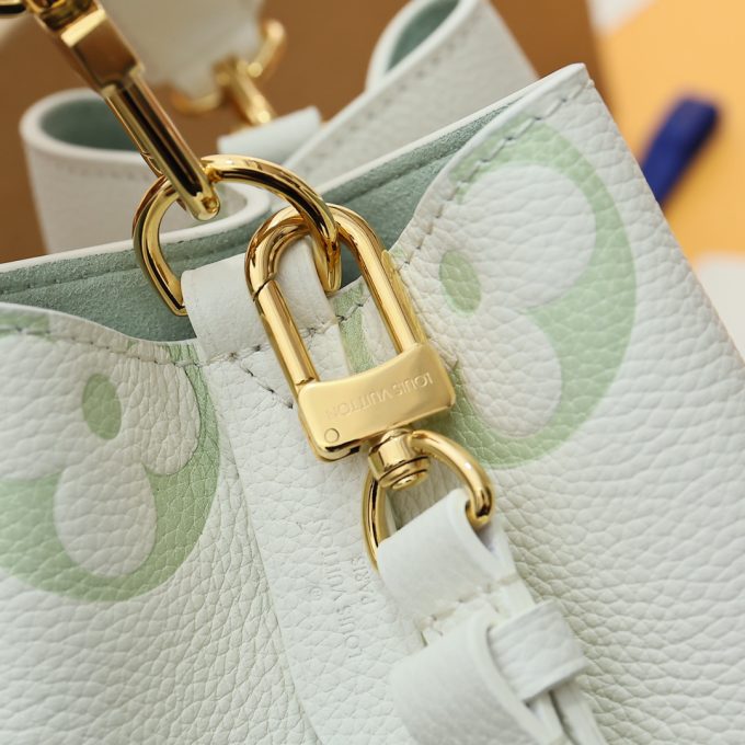 This Néonoé BB handbag is rendered in spring colours.