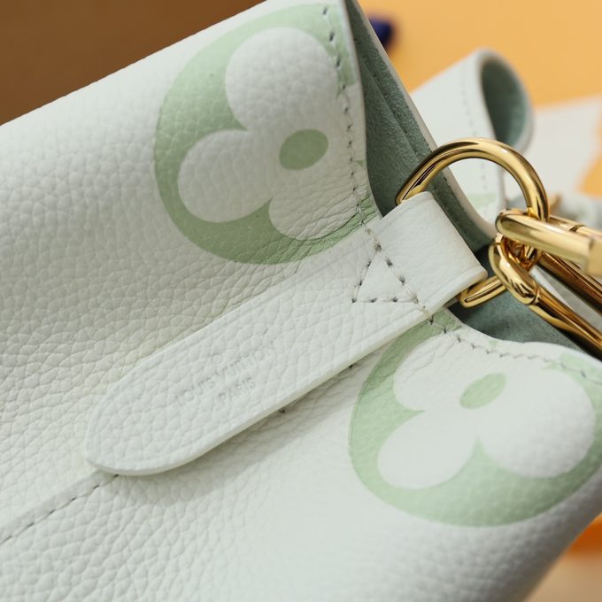 This Néonoé BB handbag is rendered in spring colours.