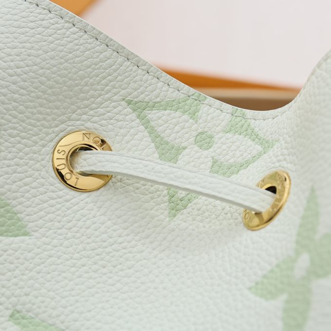 This Néonoé BB handbag is rendered in spring colours.