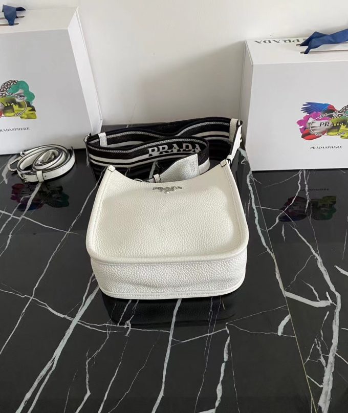 New single-shoulder bag from the counter