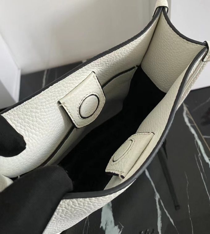 New single-shoulder bag from the counter