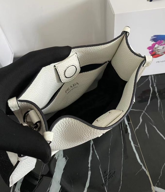 New single-shoulder bag from the counter