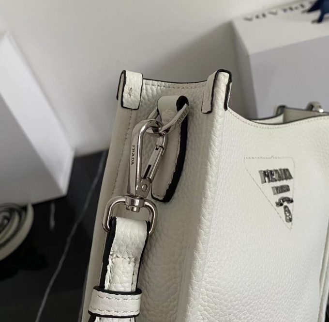 New single-shoulder bag from the counter