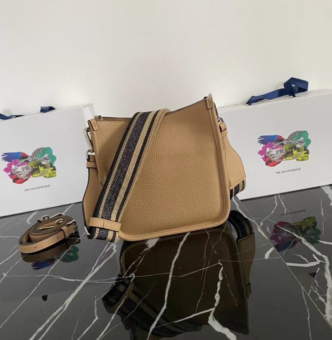 New single-shoulder bag from the counter