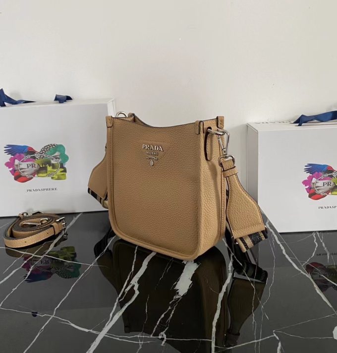 New single-shoulder bag from the counter
