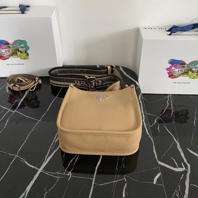 New single-shoulder bag from the counter