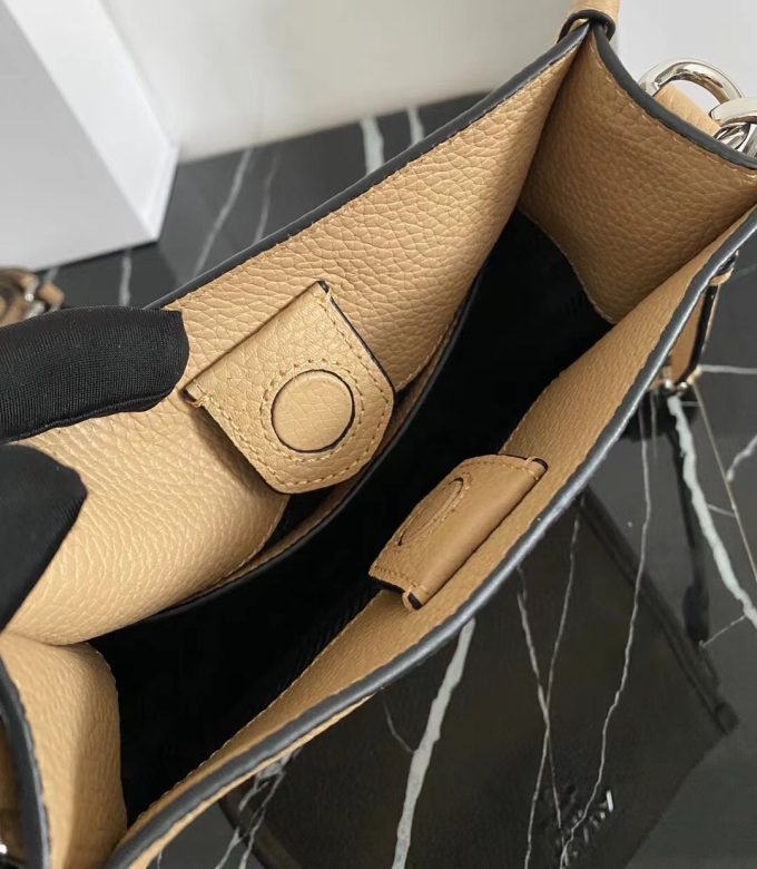 New single-shoulder bag from the counter