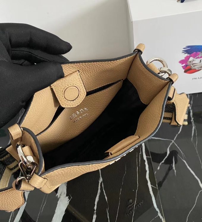 New single-shoulder bag from the counter