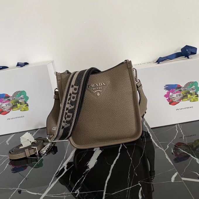 New single-shoulder bag from the counter