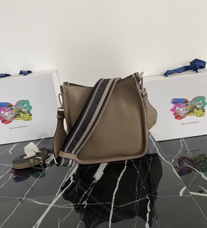New single-shoulder bag from the counter