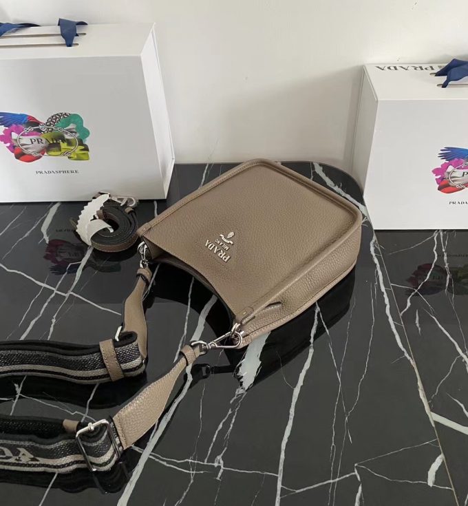 New single-shoulder bag from the counter