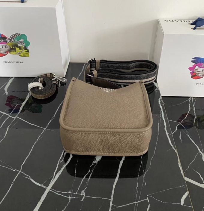 New single-shoulder bag from the counter