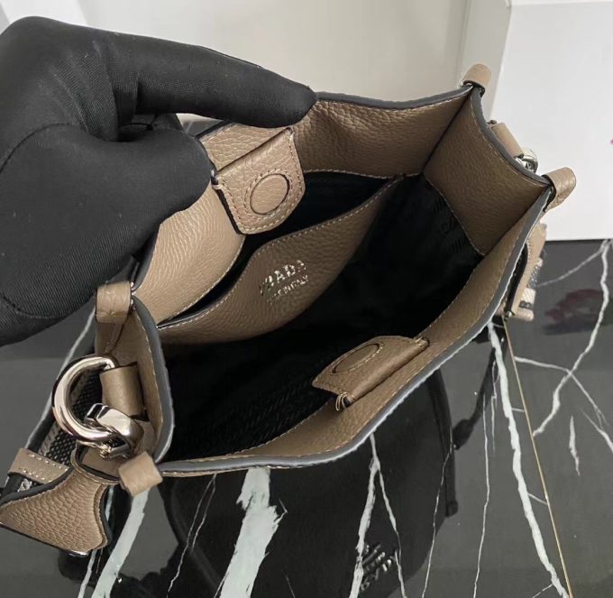 New single-shoulder bag from the counter
