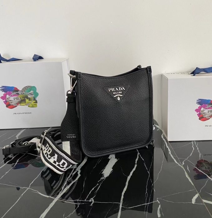 New single-shoulder bag from the counter