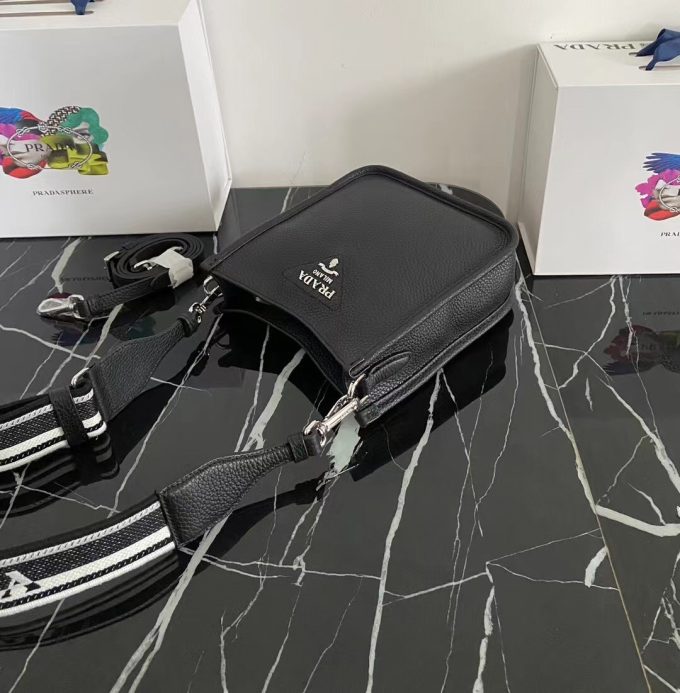 New single-shoulder bag from the counter
