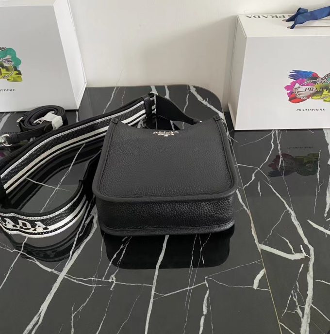 New single-shoulder bag from the counter