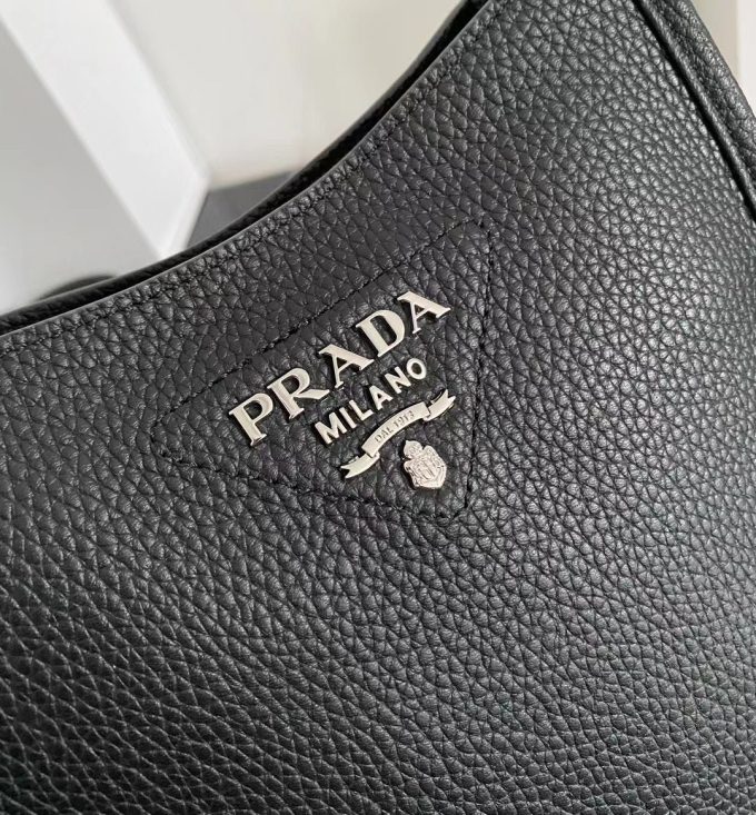 New single-shoulder bag from the counter