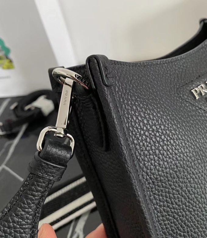 New single-shoulder bag from the counter