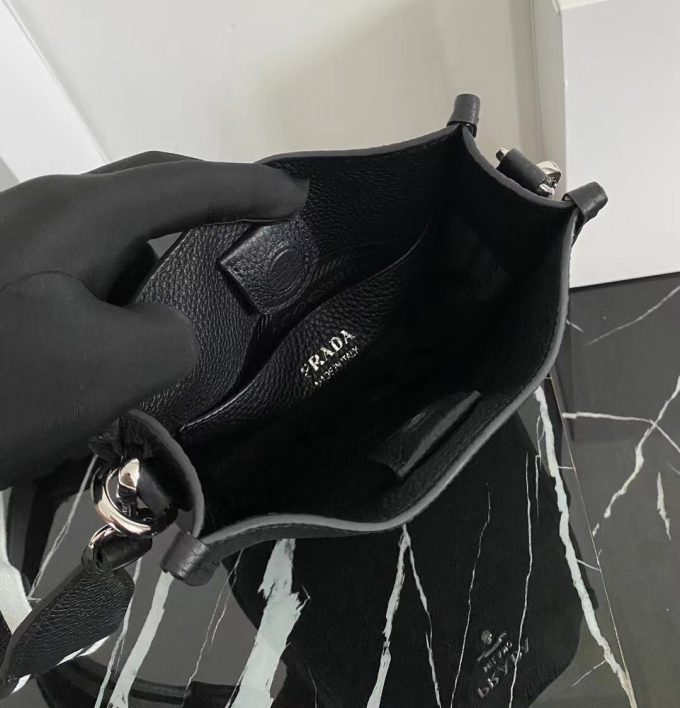 New single-shoulder bag from the counter
