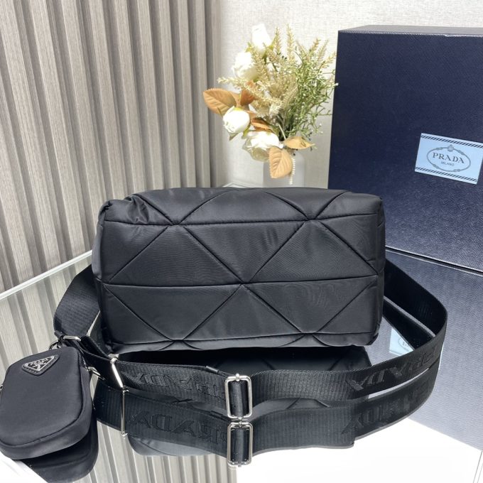 A three-in-one tote bag