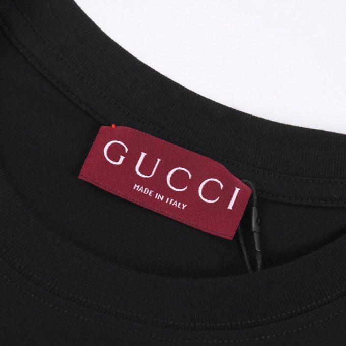 A short sleeve with G letter print for the Year of the Snake