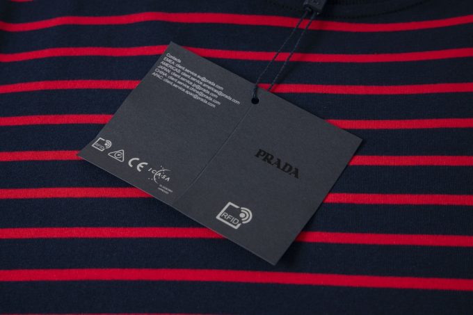 Black and red striped short-sleeved knitted sweater