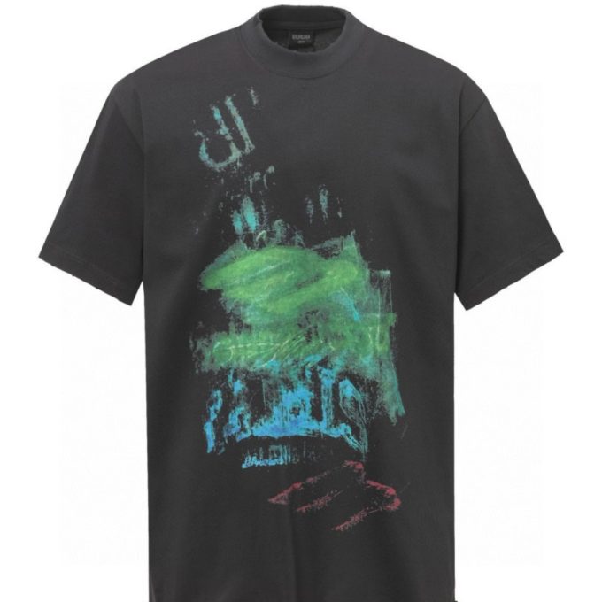 Balenciaga's white ink graffiti short-sleeved shirt is worn out