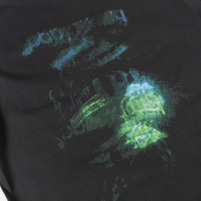 Balenciaga's white ink graffiti short-sleeved shirt is worn out