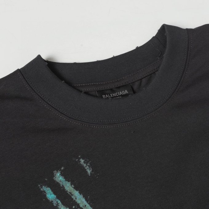 Balenciaga's white ink graffiti short-sleeved shirt is worn out