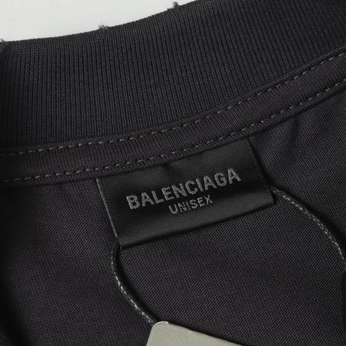 Balenciaga's white ink graffiti short-sleeved shirt is worn out