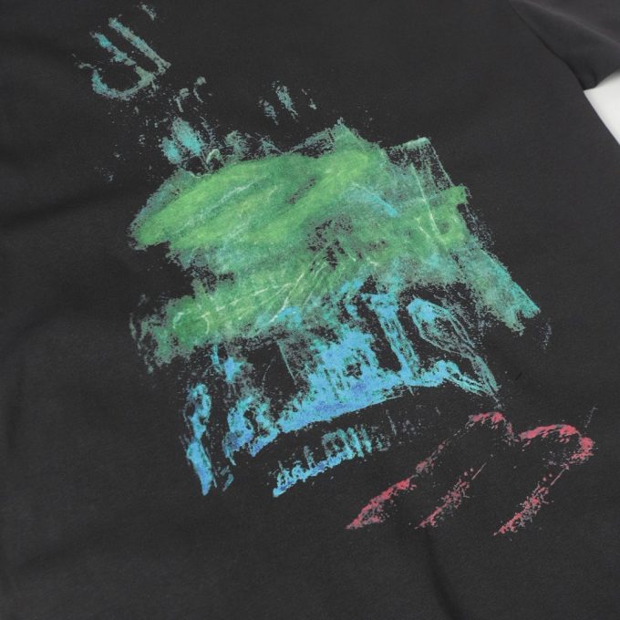 Balenciaga's white ink graffiti short-sleeved shirt is worn out