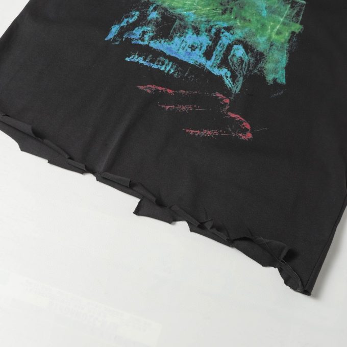 Balenciaga's white ink graffiti short-sleeved shirt is worn out