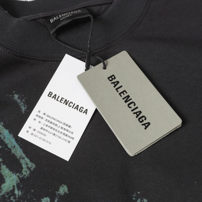 Balenciaga's white ink graffiti short-sleeved shirt is worn out