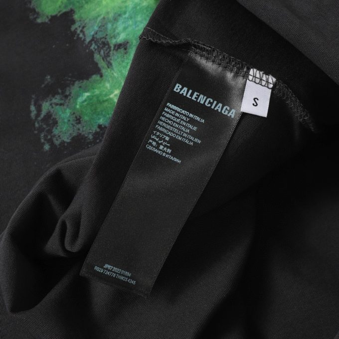 Balenciaga's white ink graffiti short-sleeved shirt is worn out