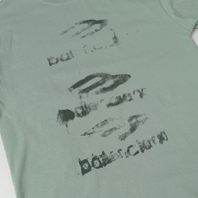 Balenciaga's white ink graffiti short-sleeved shirt is worn out