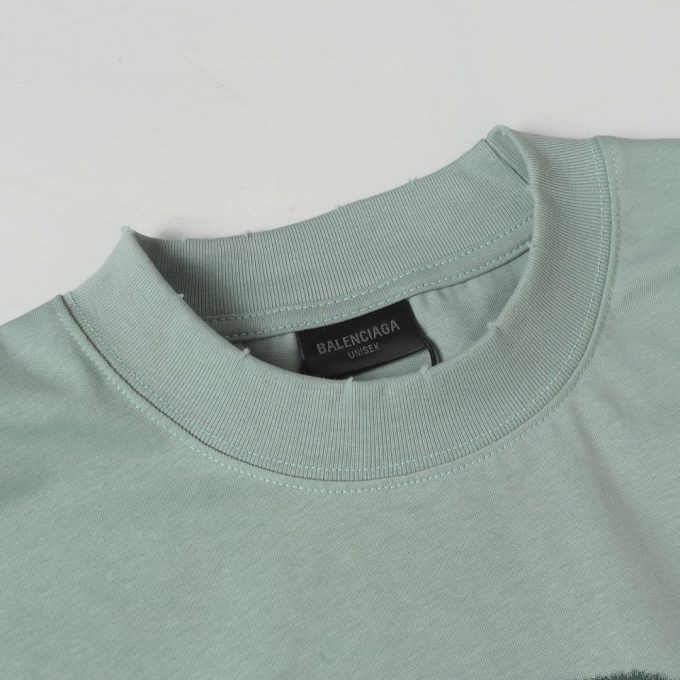 Balenciaga's white ink graffiti short-sleeved shirt is worn out