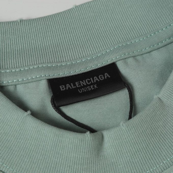 Balenciaga's white ink graffiti short-sleeved shirt is worn out