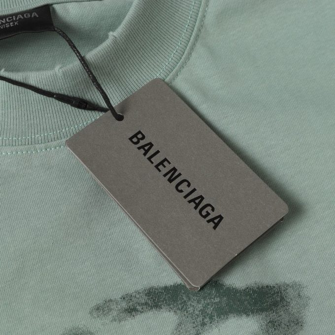 Balenciaga's white ink graffiti short-sleeved shirt is worn out
