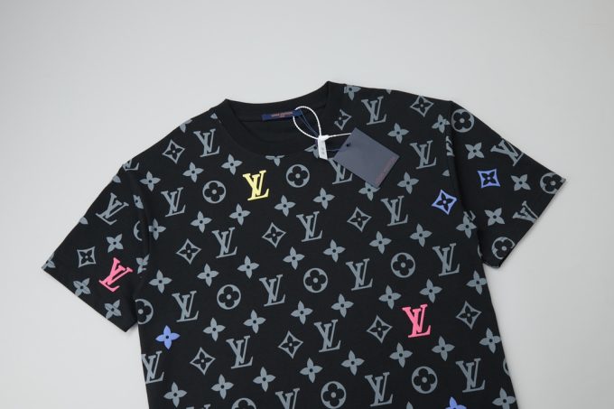 The new short-sleeved style of Louis LV